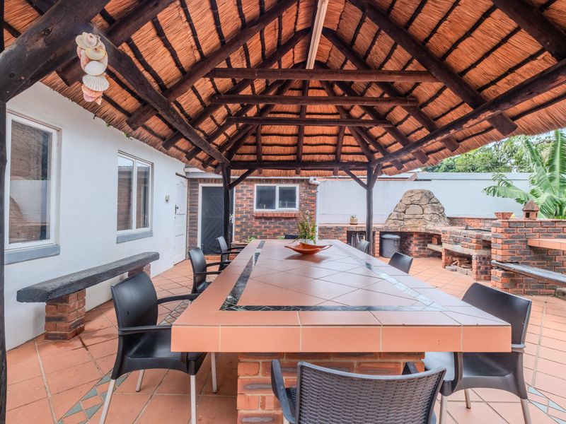 Luxury Living Designed for Large Families in the Heart of Durban North - Photo 3