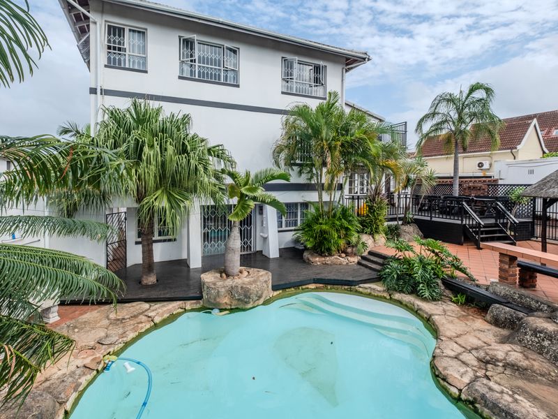 Luxury Living Designed for Large Families in the Heart of Durban North - Photo 2