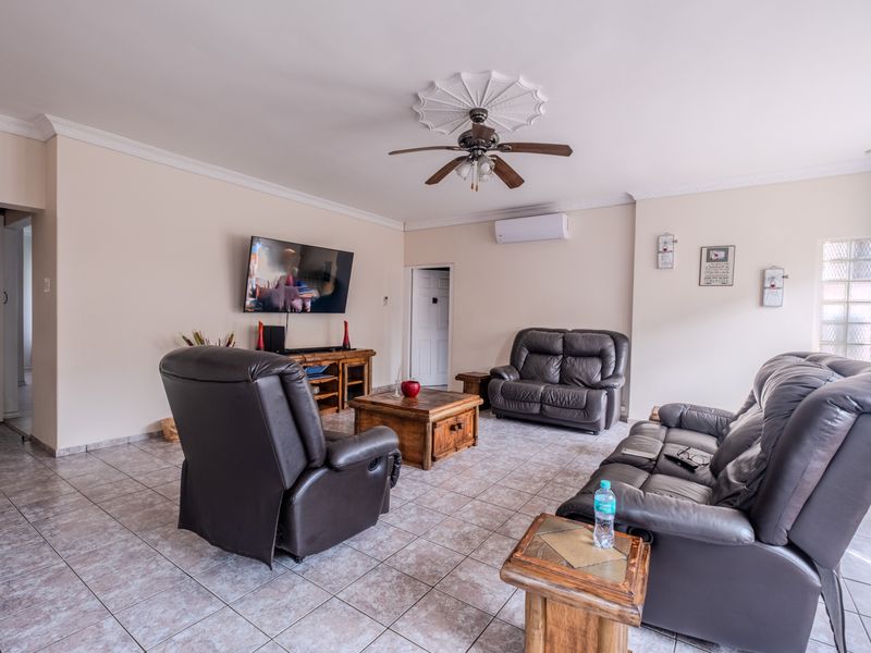 Luxury Living Designed for Large Families in the Heart of Durban North - Photo 10