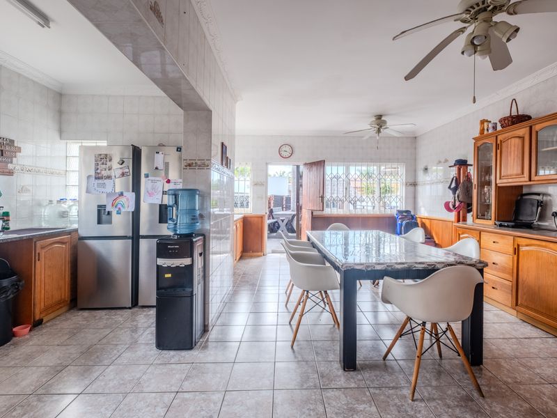 Luxury Living Designed for Large Families in the Heart of Durban North - Photo 9