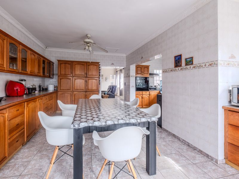 Luxury Living Designed for Large Families in the Heart of Durban North - Photo 7