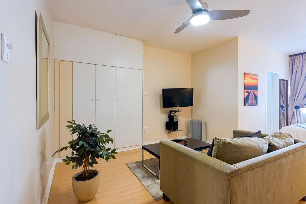 Modern Furnished Studio Apartment to Rent in Illovo – Prime Location & Secure Living - Photo 5