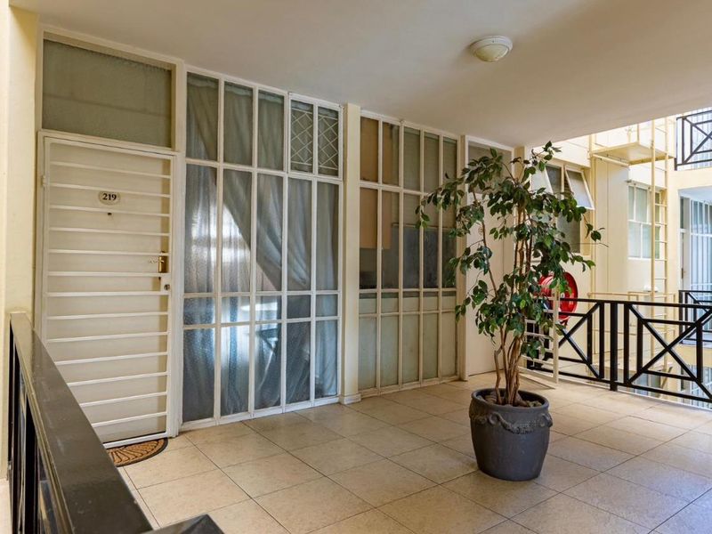 Modern Furnished Studio Apartment to Rent in Illovo – Prime Location & Secure Living - Photo 9