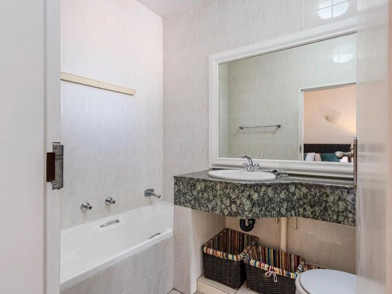 Modern Furnished Studio Apartment to Rent in Illovo – Prime Location & Secure Living - Photo 7