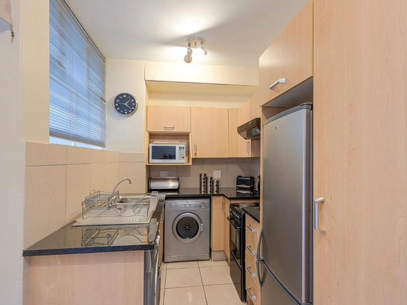 Modern Furnished Studio Apartment to Rent in Illovo – Prime Location & Secure Living - Photo 4