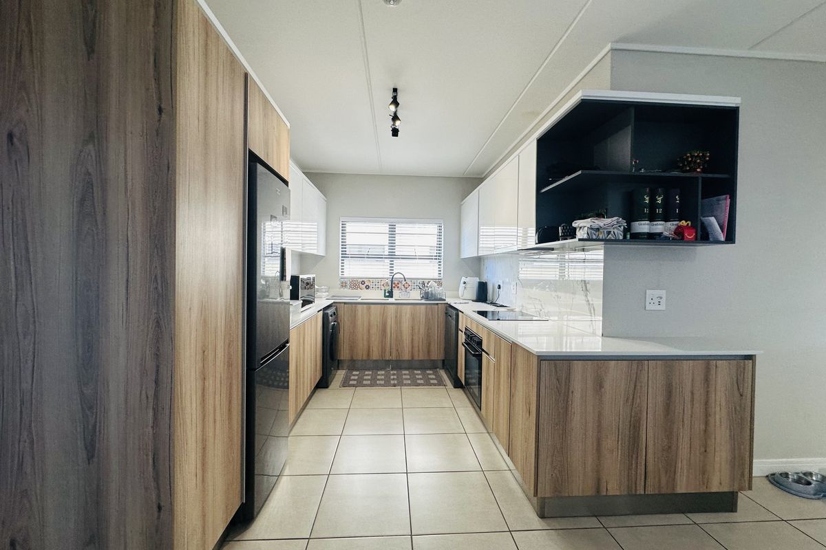 Stylish Ground-Floor Apartment in Fynbos Lifestyle Estate - Photo 3