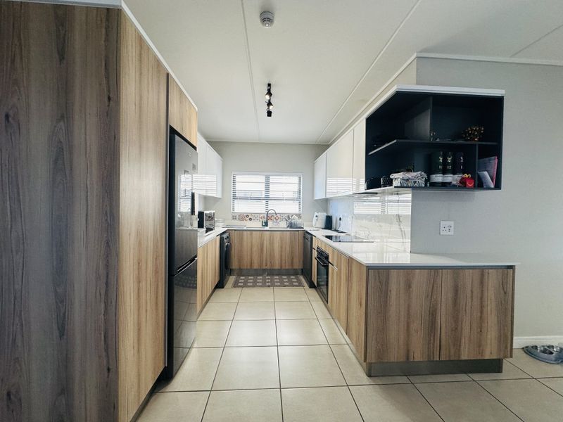 Stylish Ground-Floor Apartment in Fynbos Lifestyle Estate - Photo 3