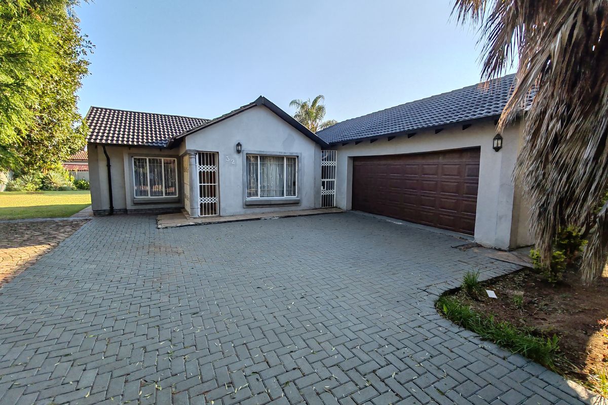 Spacious 3-Bedroom Family Home with Open-Plan Living & Large Yard - Photo 4