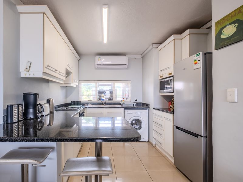 Fully Furnished 2 Bedroom Apartment with seaviews - Photo 3