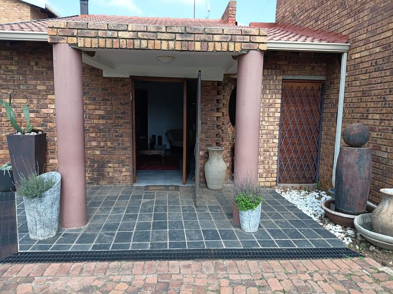 Dual-Living Opportunity in Dalpark – 3-Bedroom Home, Pool & 4-Room Business-Ready Flatlet - Photo 2