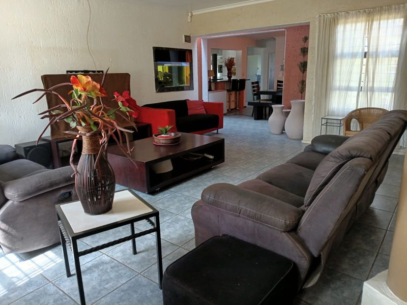 Dual-Living Opportunity in Dalpark – 3-Bedroom Home, Pool & 4-Room Business-Ready Flatlet - Photo 10