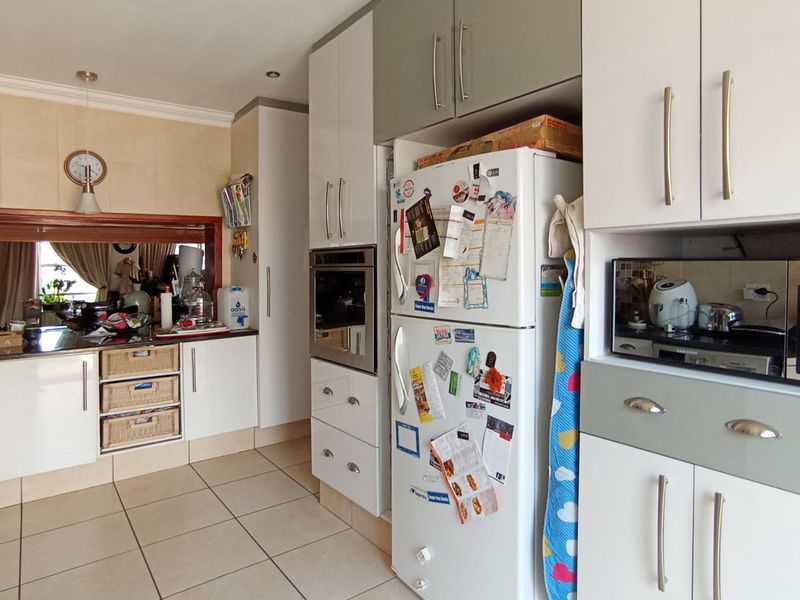 Spacious 2-Bedroom Apartment for Sale – Bank Assisted Sale | Excellent Value per m2 - Photo 3