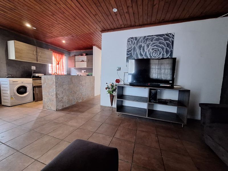 Spacious 3-Bedroom Home with Expansion Potential in Tafelsig - Photo 2