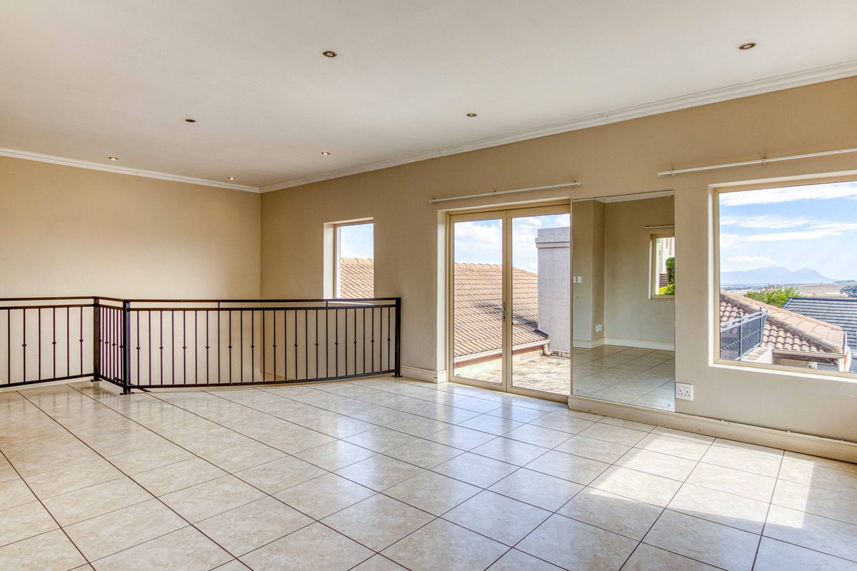 3 Bedroom Family Home with studio flat  in Vredenberg Estate, Somerset West - Photo 5