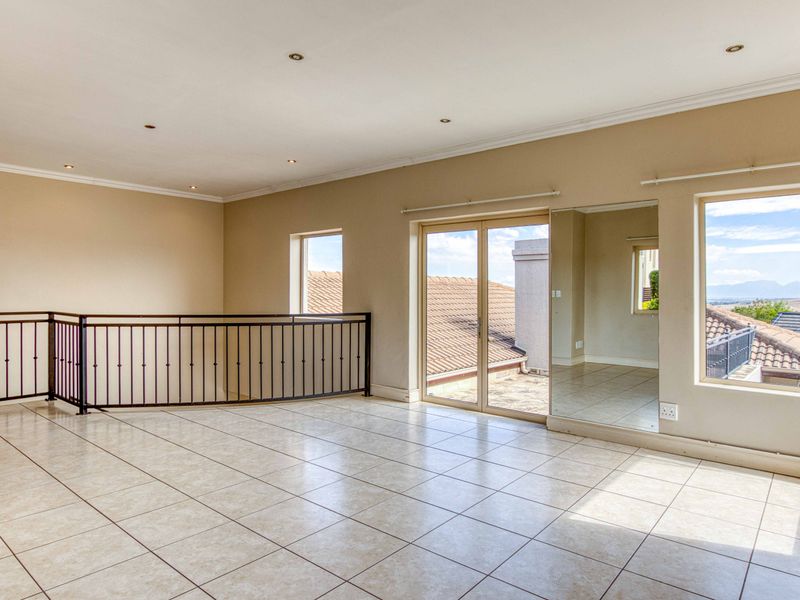 3 Bedroom Family Home with studio flat  in Vredenberg Estate, Somerset West - Photo 5