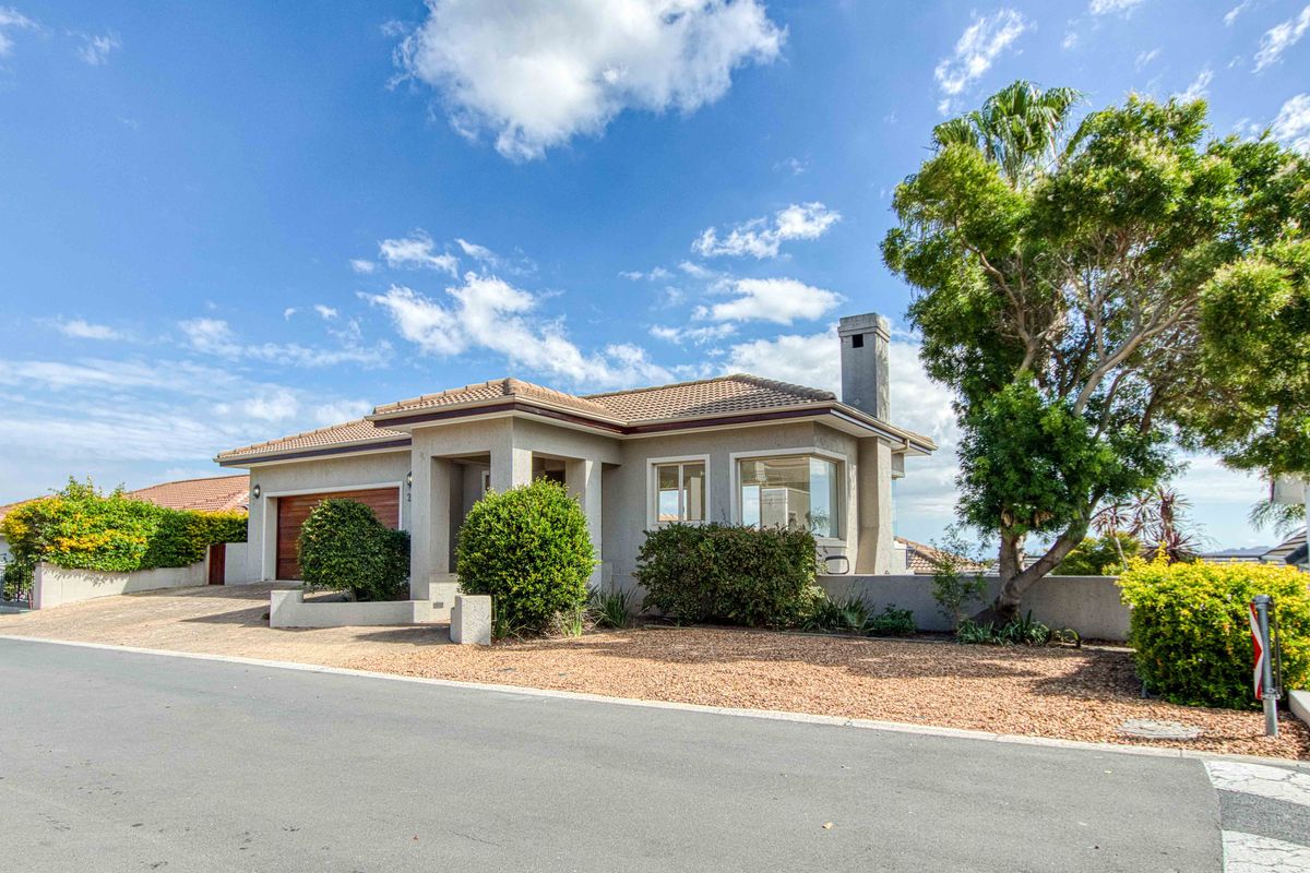 3 Bedroom Family Home with studio flat  in Vredenberg Estate, Somerset West - Photo 2