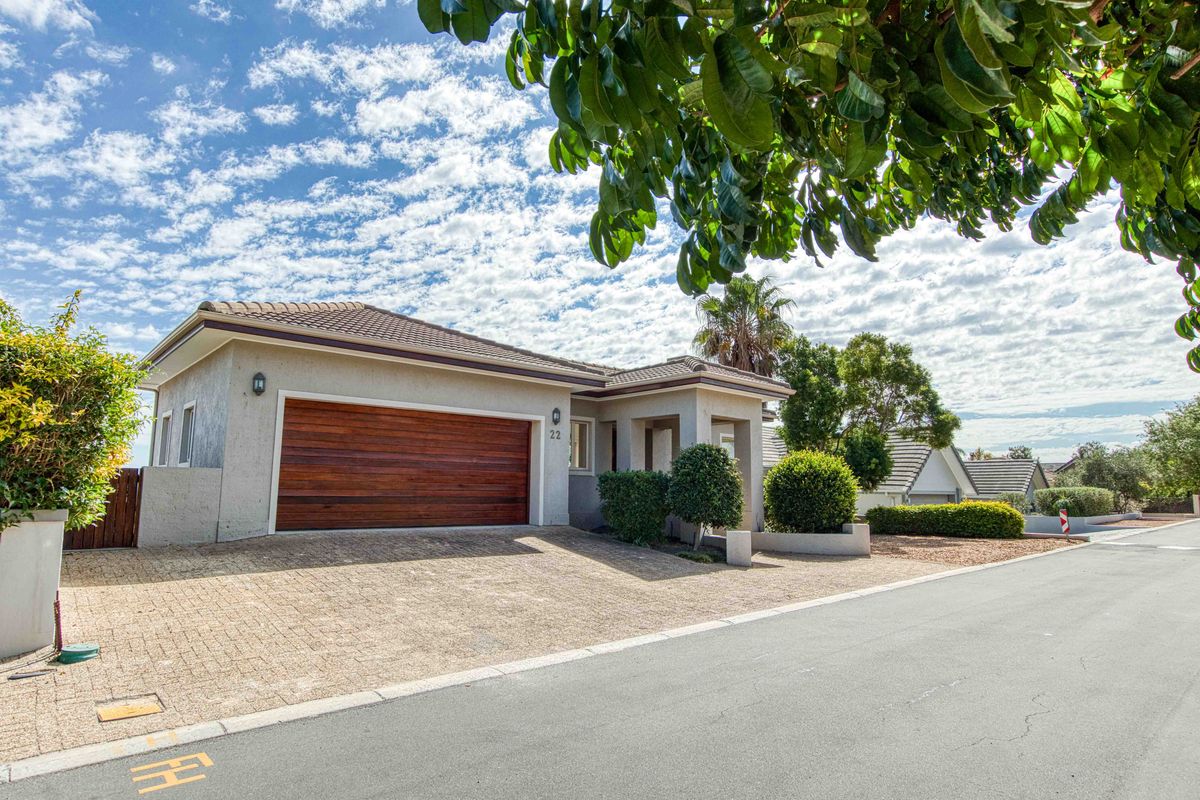 3 Bedroom Family Home with studio flat  in Vredenberg Estate, Somerset West - Photo 3