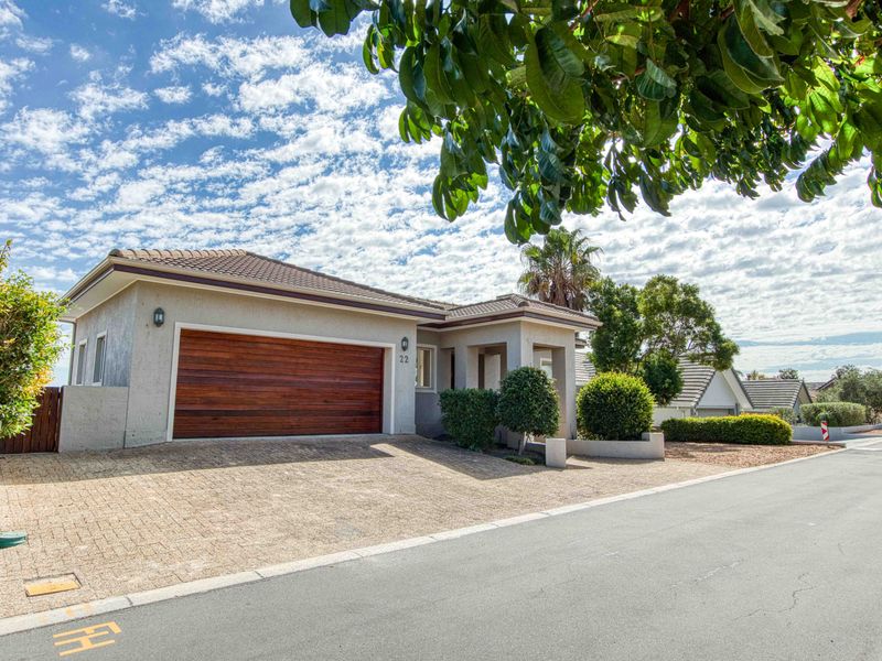 3 Bedroom Family Home with studio flat  in Vredenberg Estate, Somerset West - Photo 3