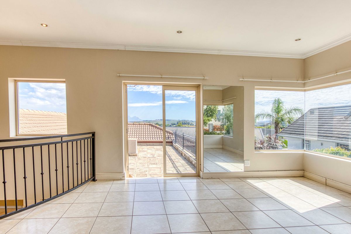 3 Bedroom Family Home with studio flat  in Vredenberg Estate, Somerset West - Photo 4