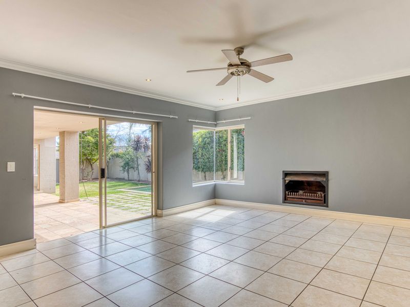 3 Bedroom Family Home with studio flat  in Vredenberg Estate, Somerset West - Photo 10