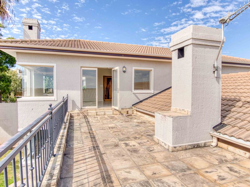 3 Bedroom Family Home with studio flat  in Vredenberg Estate, Somerset West - Photo 8