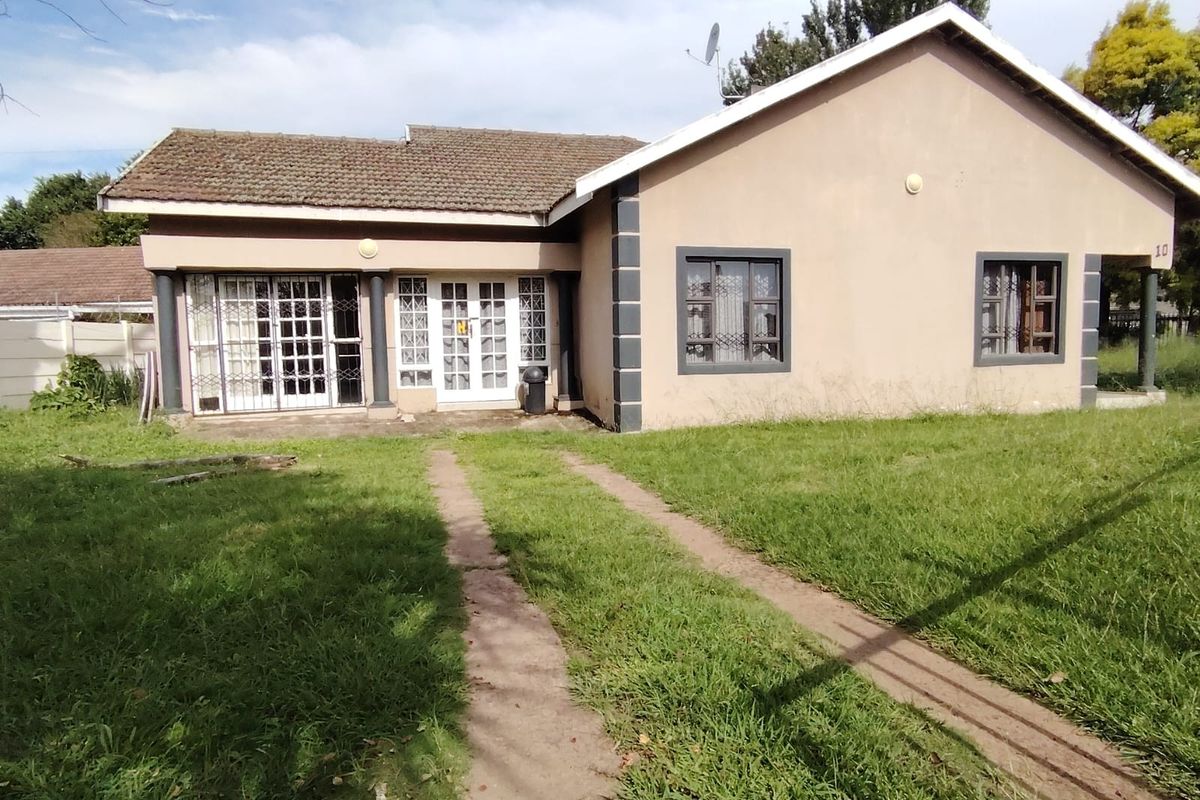 Spacious 8 Bedroom Home with cottage ideal for extended family - Photo 3