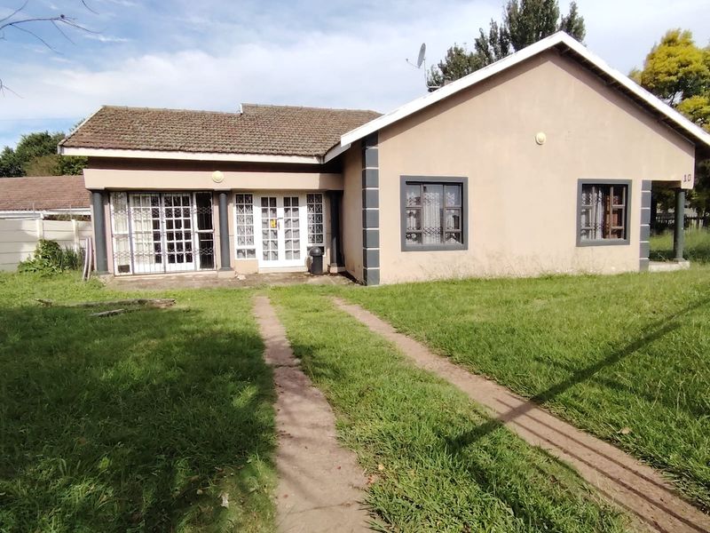 Spacious 8 Bedroom Home with cottage ideal for extended family - Photo 3