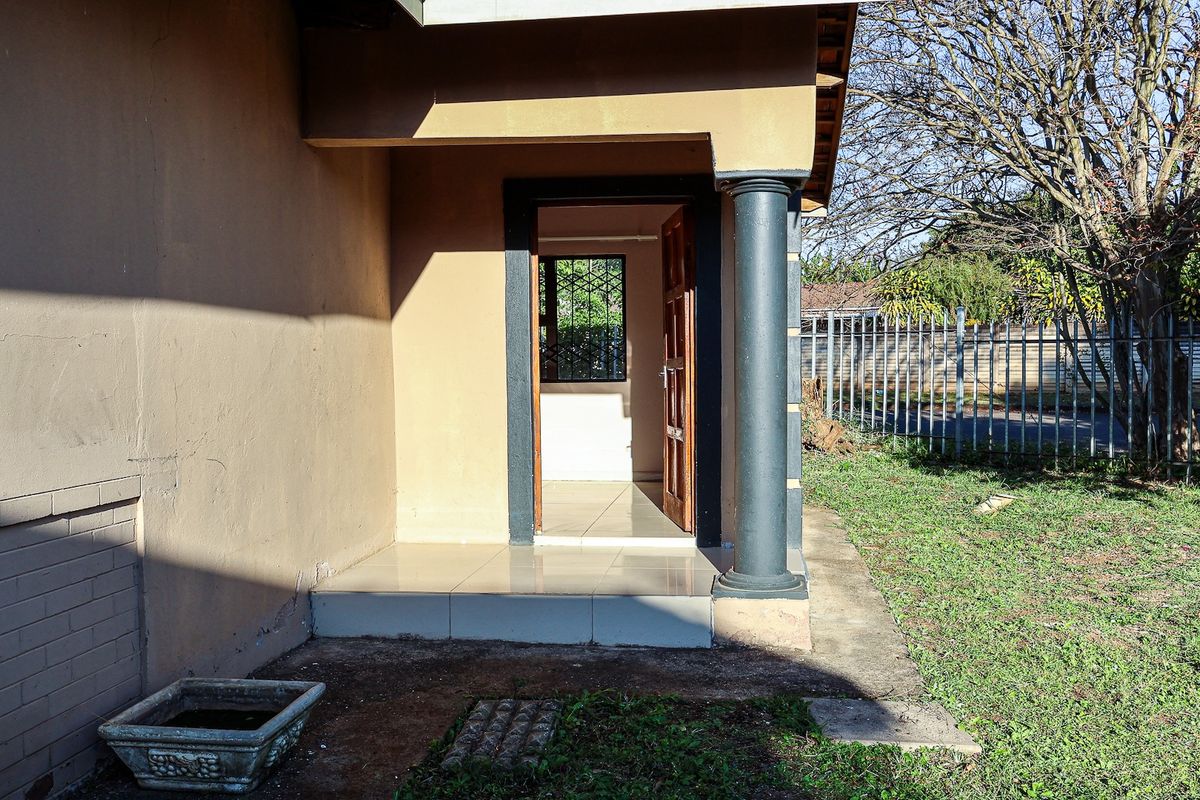 Spacious 8 Bedroom Home with cottage ideal for extended family - Photo 2