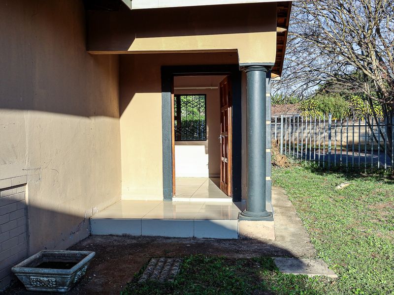 Spacious 8 Bedroom Home with cottage ideal for extended family - Photo 2