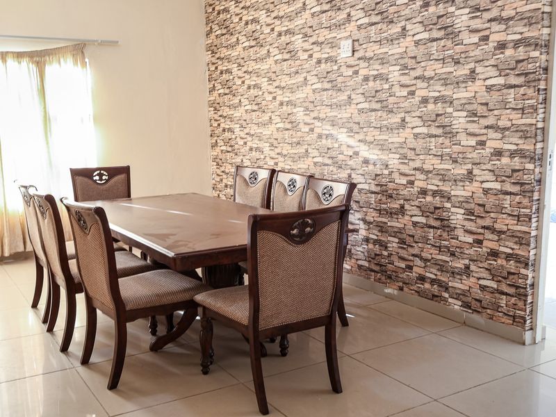 Spacious 8 Bedroom Home with cottage ideal for extended family - Photo 8