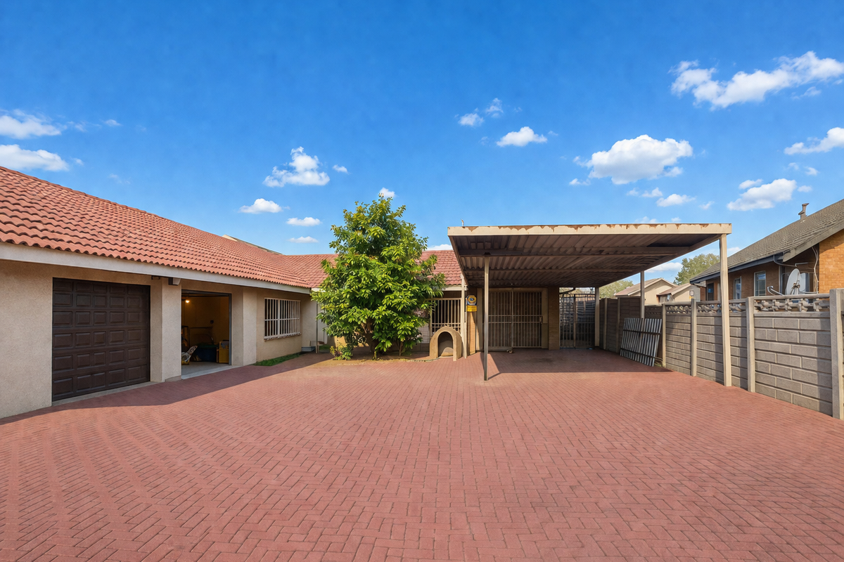 Stunning 5-Bedroom Family Home with Private Pool - Photo 4