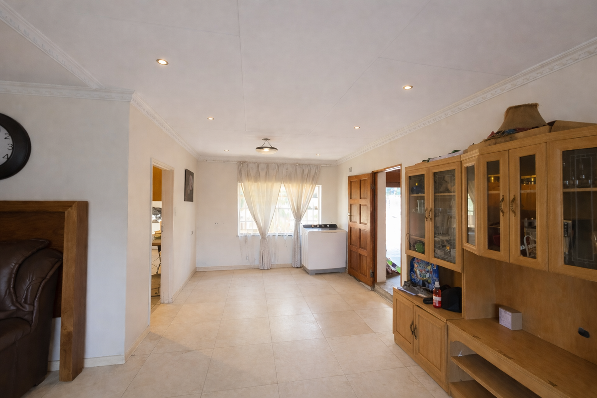 Stunning 5-Bedroom Family Home with Private Pool - Photo 5