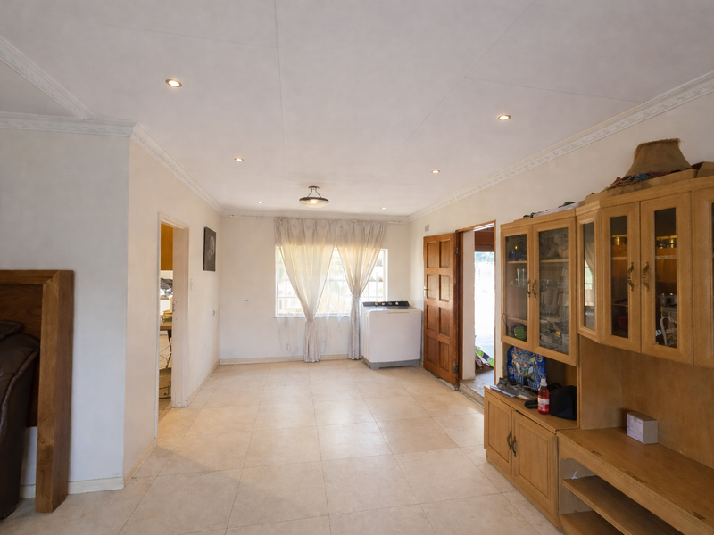 Stunning 5 Bedroom Family Home with Private Pool - Photo 5