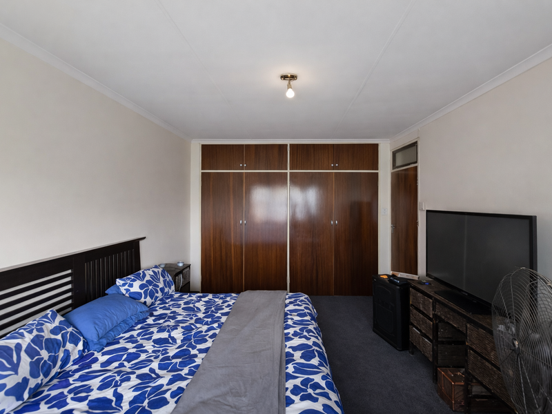 Stunning 5 Bedroom Family Home with Private Pool - Photo 10