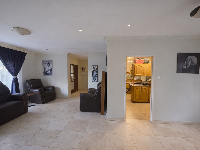 Stunning 5 Bedroom Family Home with Private Pool - Photo 8