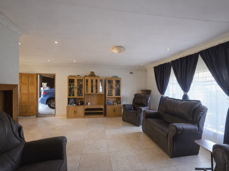 Stunning 5 Bedroom Family Home with Private Pool - Photo 7