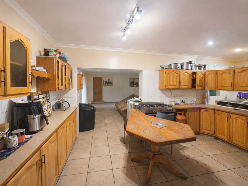 Stunning 5 Bedroom Family Home with Private Pool - Photo 6