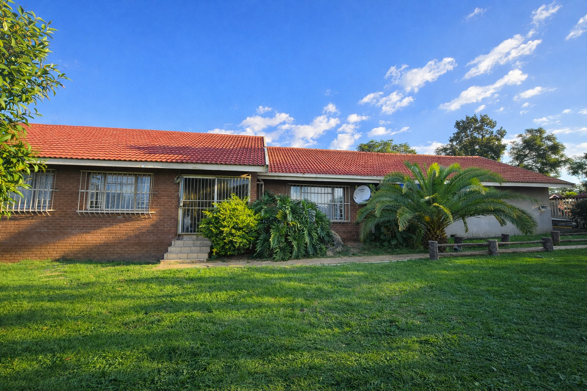 Stunning 5-Bedroom Family Home with Private Pool - Photo 2