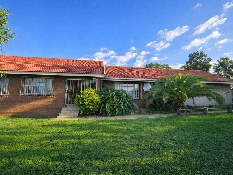 Stunning 5 Bedroom Family Home with Private Pool - Photo 2