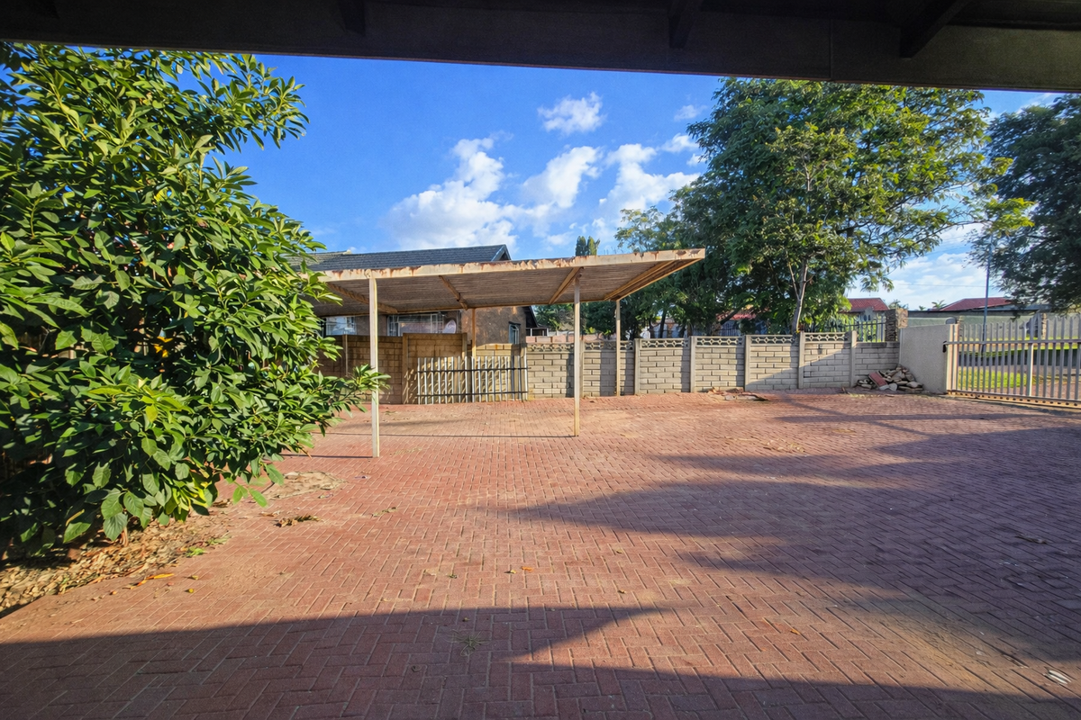 Stunning 5-Bedroom Family Home with Private Pool - Photo 3