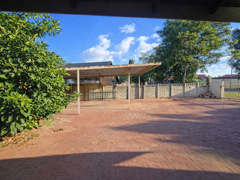 Stunning 5 Bedroom Family Home with Private Pool - Photo 3