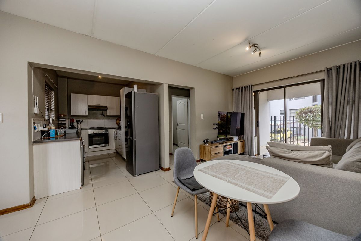 Stunning 2-Bedroom Apartment For Sale in Honeydew Grove, Roodepoort – Your Dream Home Awaits! - Photo 5