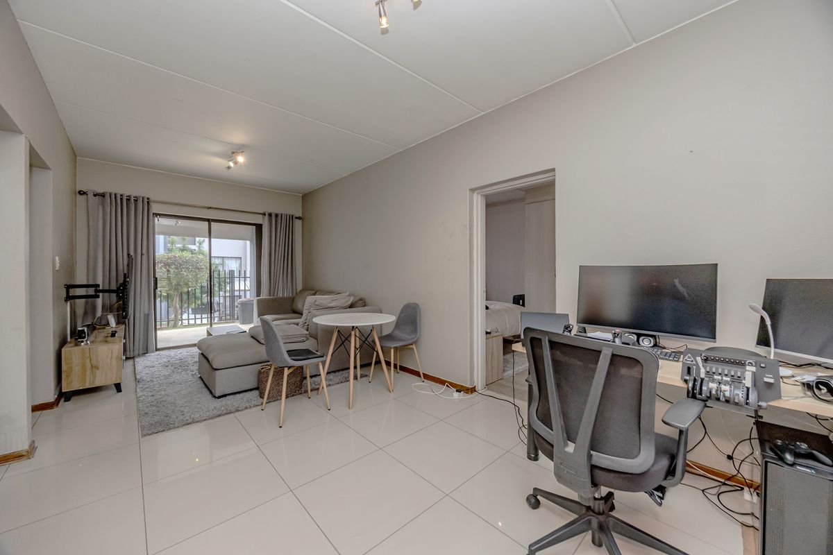 Stunning 2-Bedroom Apartment For Sale in Honeydew Grove, Roodepoort – Your Dream Home Awaits! - Photo 3