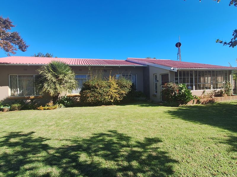 Neat house for sale - Photo 1