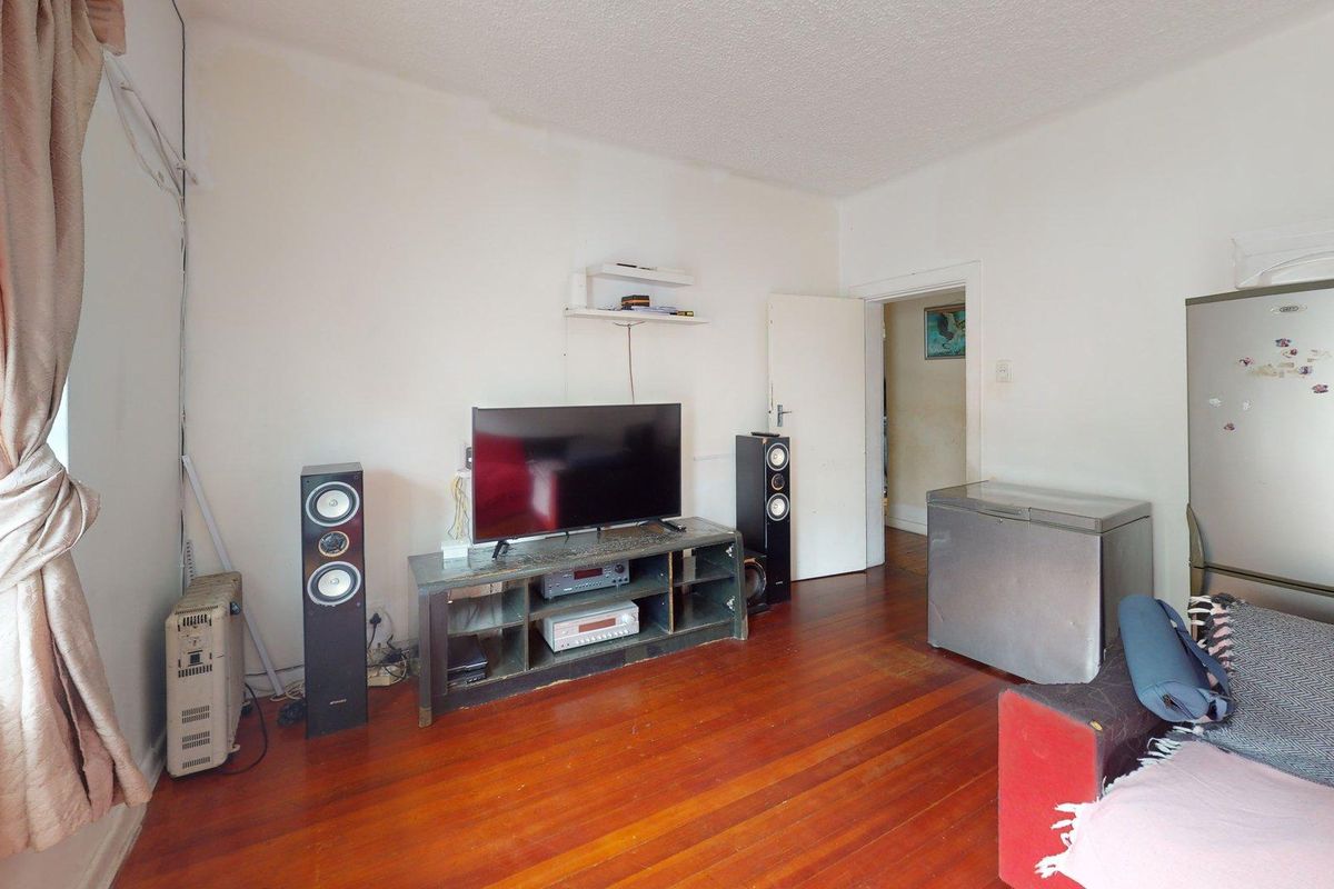 Spacious2-bedroom apartment for sale in St Georges Park, Gqeberha! - Photo 3