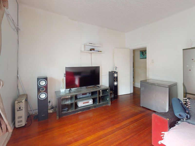 Spacious2-bedroom apartment for sale in St Georges Park, Gqeberha! - Photo 3