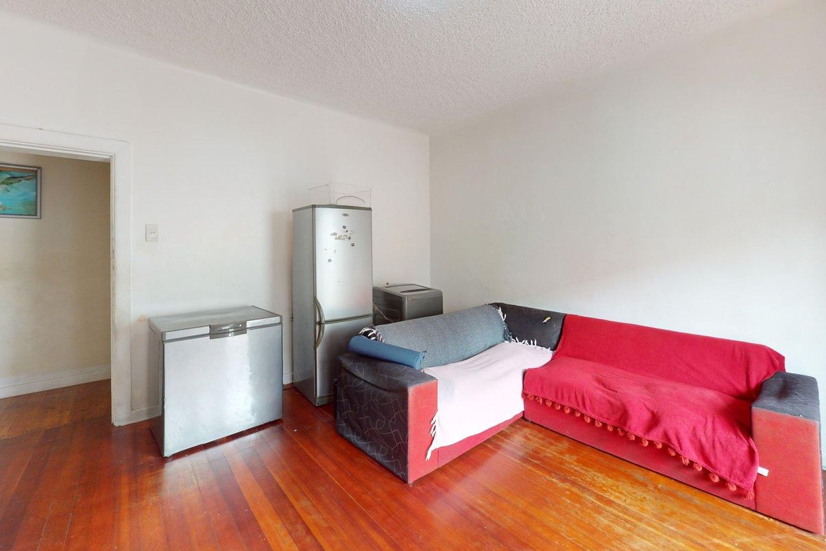 Spacious2-bedroom apartment for sale in St Georges Park, Gqeberha! - Photo 2