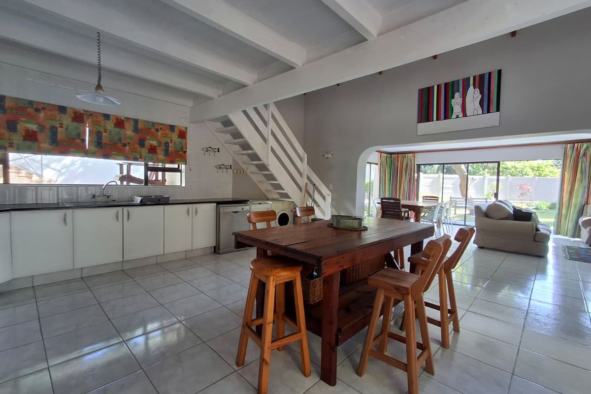 Stunning 4 bedroom property for sale in a secure complex - Photo 3