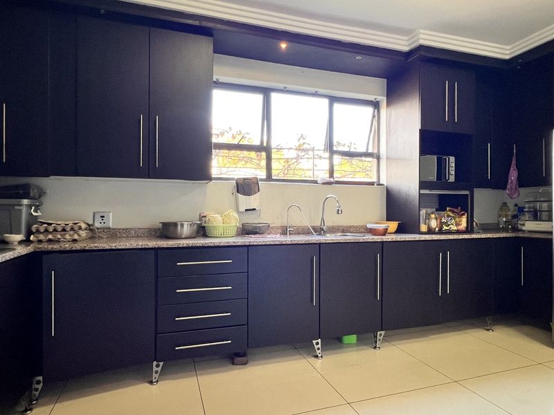 Spacious Family Living in a Secure Estate – Your Dream Home Awaits! - Photo 8