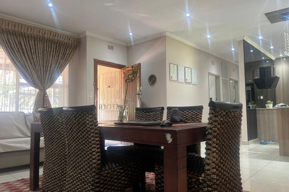 Exquisite 4-Bedroom Family Home in Illiondale - Photo 2